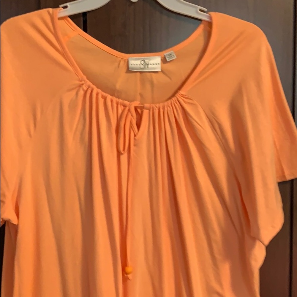 Ladies top. - Picture 2 of 3